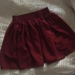 Burgundy röd kjol med smickrande självfall! XS  Frakt tillkommer 