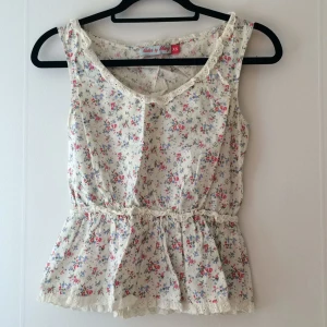  - Söt blus från rules by Mary. Nyskick.