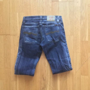  - Nudie-jeans i storlek W27 L30. Dom var L 29 från början, men som ni ser på en av bilderna har jag fållat ner dom ☺️. Köpta på JC när det begav sig för runt 1000lappen! 