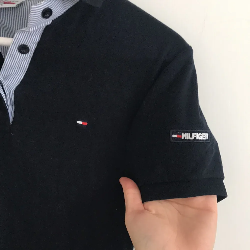 Piké från Tommy Hilfiger. Fick som present av en tjej som handlade den utomlands, men den har aldrig kommit till användning. Den är inte äkta men ser väldigt äkta ut.. T-shirts.