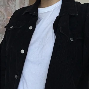  - Jacka i Manchester, köpt på secondhand så finns ingen riktigt storlek men ca M! 