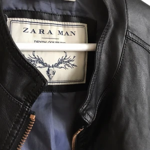  - Herrstorlek XL. Passar även tjej strl m och uppåt för en oversized passform :)   Superfint skick! Ej äkta skinn.