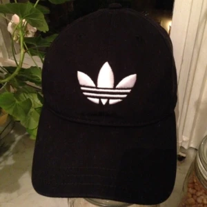  - Snygg stilren adidaskeps. Knappt använd, bra skick!