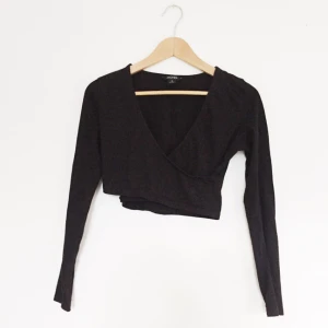  - Kort långärmad tröja från Monki med väldigt djup urringning!