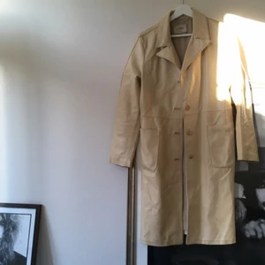  - Skitcool trenchliknande jacka i skinn! Köpt secondhand. Dock är översta knappen lite lös så därför säljs den billigare ;) Skitsnygg i höst! 