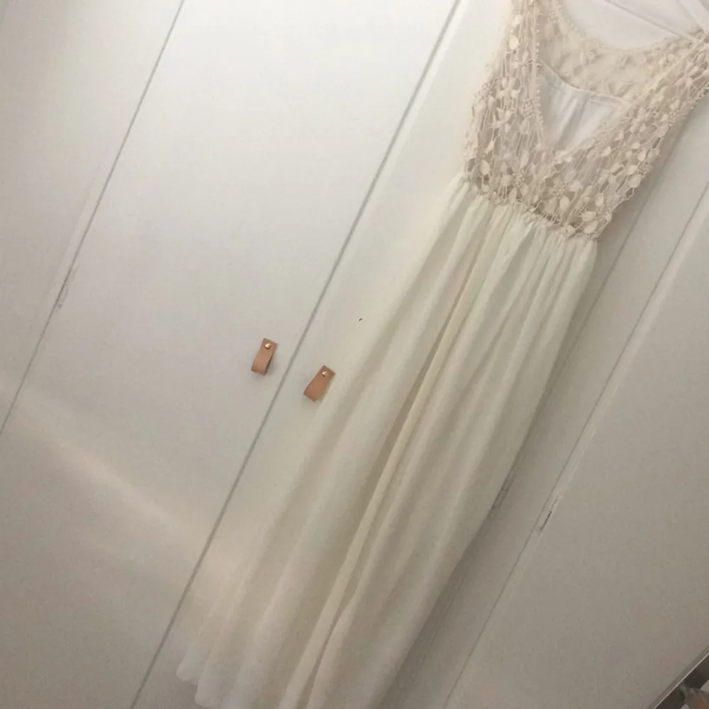 White long dress with cutout back!  Bought it from S.Korea 2 years ago.. Klänningar.