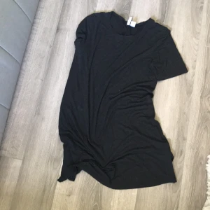 - En vanlig kort klänning från hm, storlek XS men passar även s och m. Beror på hur man vill att den ska sitta. 