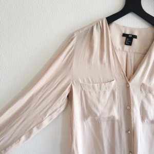  - Superfin tunn blus/skjorta från H&M. Gammelrosa och något längre i bak. Möts upp i norrort eller fraktar mot betalning 🕊