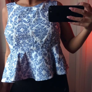  - Blus i fint material från HM Trend.     Som ny, endast prövad.  Säljes pga jag har två likadana. 