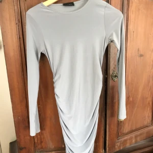  - Klänning som sitter snyggt på kroppen