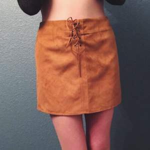 Ursnygg kjol i mockaimitation från KENDALL& KYLIE kollektion, köpt i USA. Köpt för ca 700 kr och är i nyskick! 🌺 Pris går att diskuteras. FRI FRAKT💌