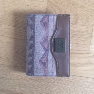  - Obey plånbok från USA. Köparen står för fraktkostnad. 