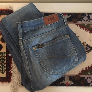 - Snygga ljusblåa jeans från Lee i modellen Scarlett Byxorna är uppsydda så att de passar mig som är 160 cm lång. Frakt ingår i priset 🌟