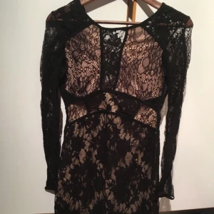  - Säljer min fina fest klänning, använd 1 gång under ett tillfälle, djup skuren rygg och mycket figurnära 