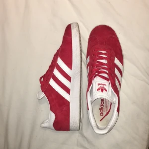  - Ett par snygga adidasskor som är använda Max 5 gånger. Sitter bra på foten och är i normal storlek!!Säljer pågrund av att dem inte kommer till någon användning då dem inte riktigt är min stil längre!  100kr frakt. Alltså 700kr allt som allt!!💋Använder Swish betalning!!❤️❤️❤️