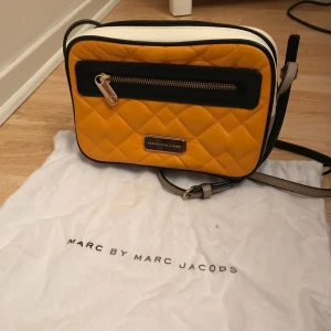  - Marc by Marc Jacobs väska som ny storlek 15 cm höjd 22 cm bredd tillkommer med dustbag  Kan även tänka mig byta mot en annan märkes väska  Av samma märke eller Michael kors och Tory burch