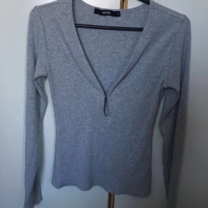  - Fin tröja från bik bok, men djup urringning 