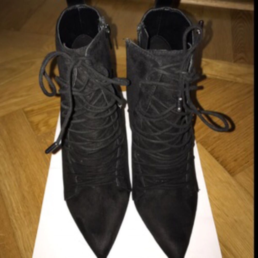 Snygga svarta boots från Zara. Stängning via dragkedja som är på innersidan av skorna. Klackhöjd ca. 12cm. Skorna är i mkt bra skick, använda max 1-2gånger. . Skor.
