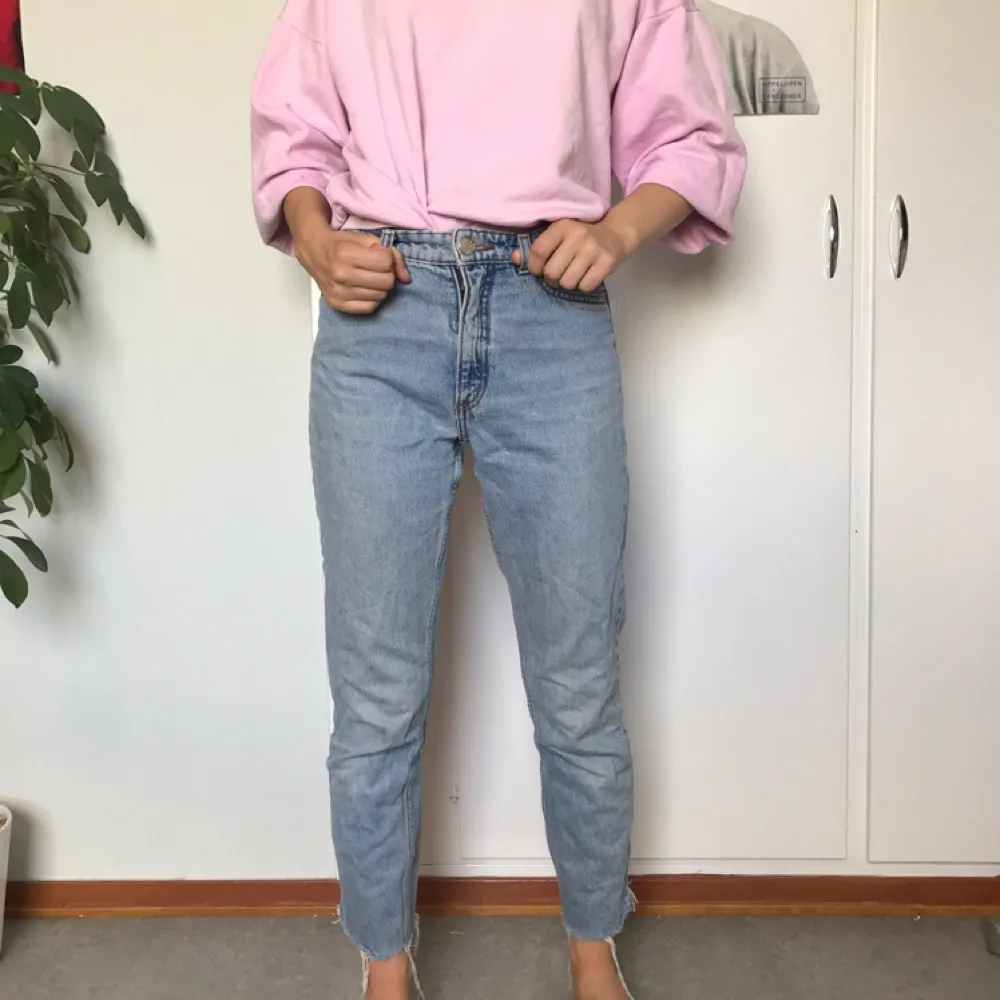 Perfekta 90tals jeans från Monki som jag själv klippt nere. Har en väldigt fin färg. . Jeans & Byxor.