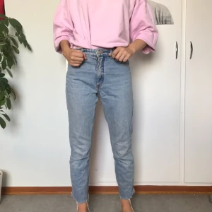  - Perfekta 90tals jeans från Monki som jag själv klippt nere. Har en väldigt fin färg. 