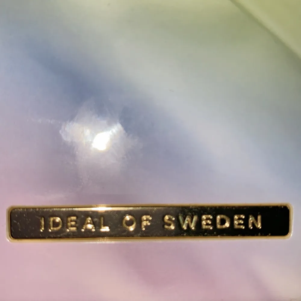 Ideal of sweden Pride satin skal! Limited edition, säljs inte på deras hemsida längre. Jag säljer pga att jag skaffat en ny mobil. Skalet är nästan oanvänt, finns dock en spricka i högra hörnet som syns på bild tre. Betalning via Swish, pris 60kr+frakt!. Accessoarer.