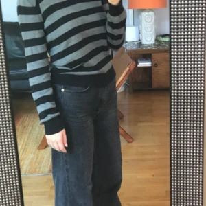 V-ringad randig tröja  - En grå och svart randig topp som är v-ringad. Köpt secondhand men har tyvärr aldrig själv använt den. Enligt tröjan är det storlek 158/164, men skulle säga att den passar xs/s. 