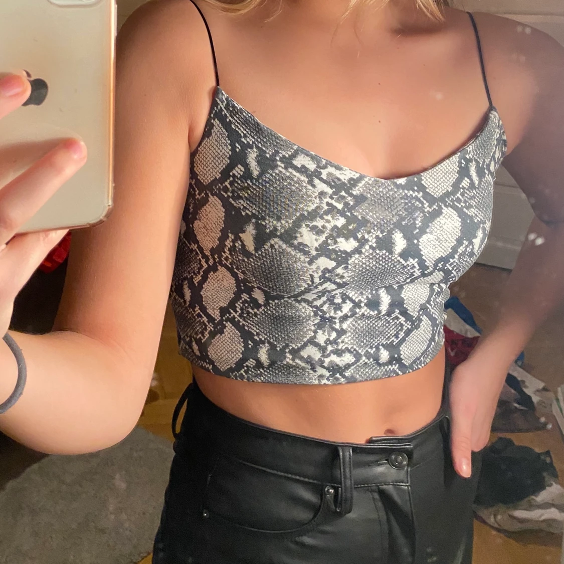 Linne med tunna band i orm-mönster svart/vit