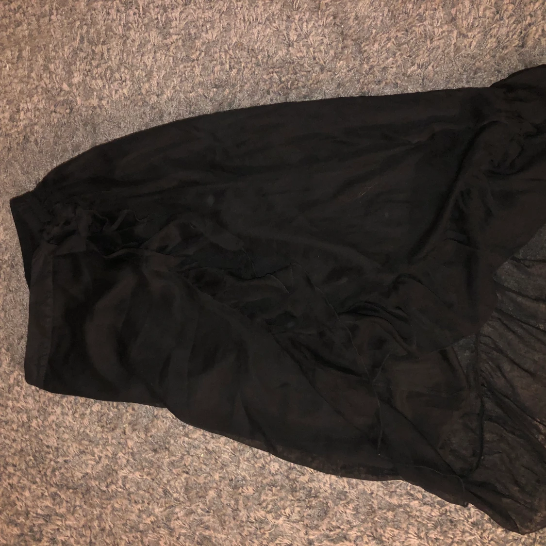 Svart kjol ganska lång 