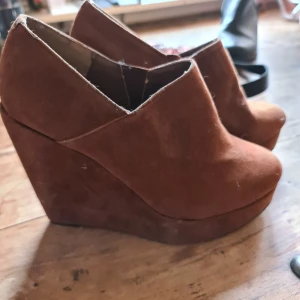 Snygga klackar från nelly.com 😍 - Fina klackar i brunnmockaimitation från nelly.com. Lite använda.