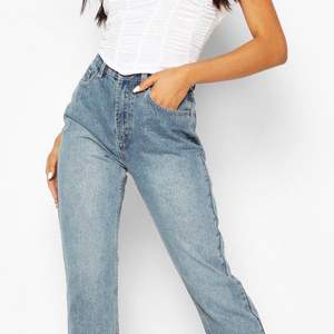 SWISH FUNKAR 💙Helt nya och oanvända mom jeans från Boohoo. Säljer då de är för stora. Prislappar finns kvar!