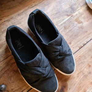 Sköna svarta skor. Lite använda!  - Obs! Lite dammiga på bilden :( Samfraktar gärna andra annonser, skickar alltid med skicka lätt men givetvis kan man skicka på annat vis om så önskas. Via skicka lätt får du direkt information om ditt paket och kan lätt spåra ditt paket på postnords app eller på hemsidan. Inga priser för det mesta är hugger i sten, buda gärna, har rätt att neka. ⭐⭐ Köper du direkt så skickas ditt paket inom 1-2 dagar efter betalning. ⭐⭐