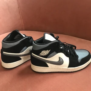 Jordan 1 mid  - Fint skick, använda två gånger. 