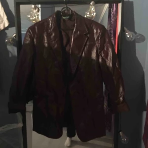  - svinball mörkröd fakeläder-jacka!! lite sprucken i kragen