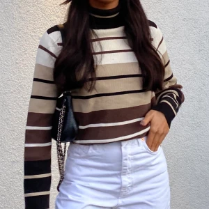 randig polo - skitsnygg randig polo🖤🤎 köpt secondhand! storlek xs/s! 