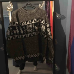  - stickad tröja!! stor och skön samt varm!