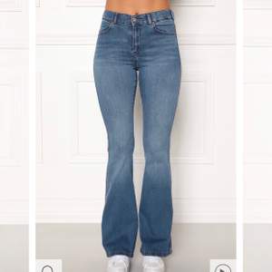 Säljer mina blåa dr denim jeans då dom inte kommer till användning, har storlek S och dom är trechiga och sköna, knappt använda så jätte fint skick. Nypris 500kr