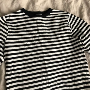 Randig tröja - En randig tröja från hm! Så snygg under något eller till ett par jeans/ en kjol