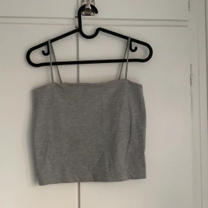 Linne - Linne med rak urringning från gina tricot. Något kortare modell. Mycket bra skick!