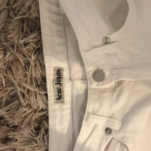 Raka acne jeans - Vita acne jeans i en rak passform. Formar rumpan och låten snyggt! Säljer pga att de är försmå och aldrig använder vita jeans. Står storlek 28/32 men jag tycker att de motsvarar xs-s alternativt w25 l28-30.