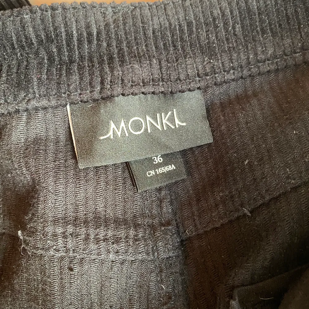 Supersnygga manchesterbyxor från Monki. Stretchiga och bekväma! . Jeans & Byxor.