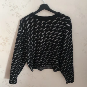 Tröja från Zara - Superskönt tröja från zara. Använd fåtal gånger. Säljer då jag inte får användning för den längre. Köparen står för frakt, kan även mötas upp. 