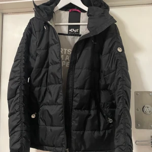 Röhnisch jacka storlek 44 - En vinter jacka av märket Röhnisch i storlek 44 mycket fint skick endast prövad 