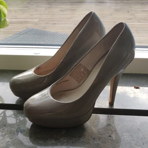Klackskor pumps - Strl 39, använd flertal gånger inget som syns på framsidan. 