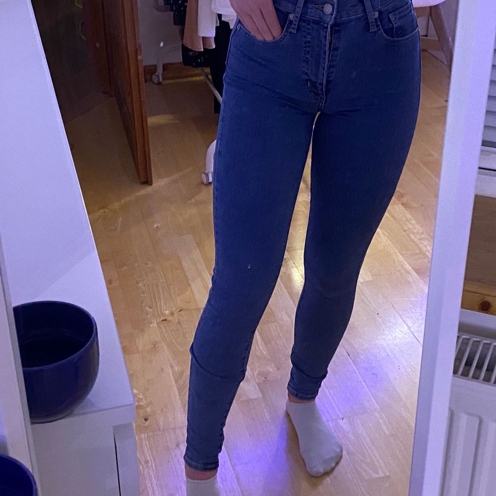 Straight legd Levis jeans i färgen ljusblå. De är högmidjade. Fint skick och de köptes för 999kr . Jeans & Byxor.
