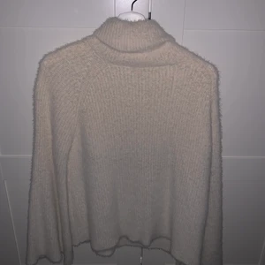 Stickad tröja  - Stickad polo tröja med utsvängda armar. Jätte mjuk (sticks inte på huden). Storlek M! 