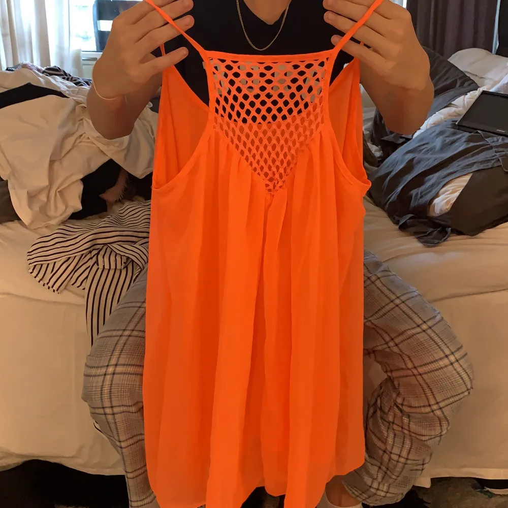 Neon orange strandklänning, köpt i Thailand, använd 1 gång. Klänningar.