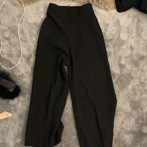 Kostymbyxor från Zara - Kostymbyxor ifrån zara i storlek xs, raka och fladdriga, korta i modellen men jag är kort så på mig är dom lite längre, dragkedja och väldigt fina byxor 