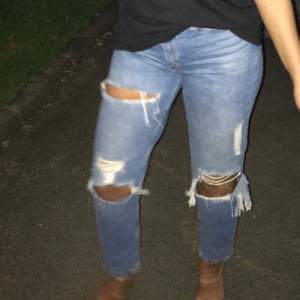 Säger dessa boyfriend jeans i stl S. Tyvärr inte de bästa bilderna :/, inte stretchiga 