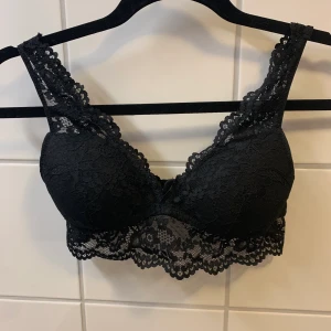 Spets topp - S - Spets topp från Gina i storlek S säljes då den är för liten för mig. Nypris 179kr, säljes för 100kr ikv frakt! 