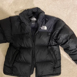 North face jacka - North face jacka 1997 nuptse, i super fint skick, str M. Bud från 1000kr bud just nu:1500kr